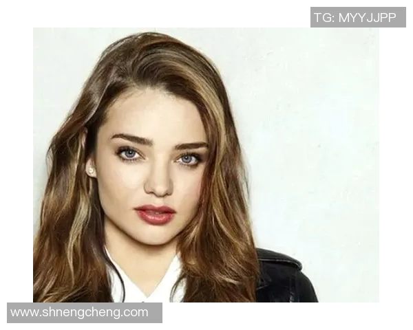 德国足球明星盛装亮相时尚礼服展现独特魅力与风采 德国足球明星盛装亮相时尚礼服展现独特魅力与风采